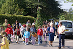 Le cortège accompagne la Bête de mai